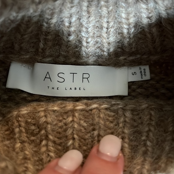 Beige sweater with sparkly flowers and poofy shoulders - Picture 4 of 5